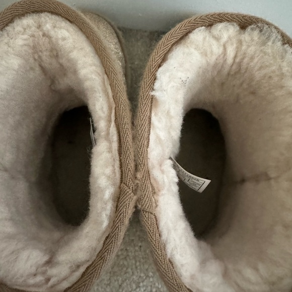 Little Girls Gold Glitter Shearling lined UGG boots. Size 3 - Picture 5 of 7